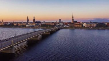 Riga, Letonya 'nın Riga kentindeki Daugava nehrinin üzerindeki köprüyü kapatın..