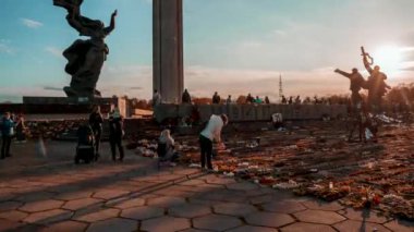 Riga, Letonya. 9 Mayıs 2020. Riga, Letonya 'daki Zafer Parkı anıtı yakınlarındaki çiçeklerin hızlandırılmış görüntüsü. Letonyalılar Zafer Parkı 'ndaki Zafer Günü' nde 