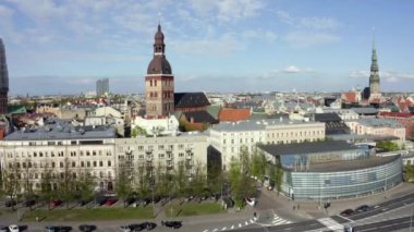 Riga, Letonya. Güneşli Yaz Gününde Riga Şehri. Ünlü Landmark - Riga Dome Katedrali Hava Panoramik Görünümü