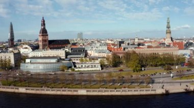 Riga, Letonya. Güneşli Yaz Gününde Riga Şehri. Ünlü Landmark - Riga Dome Katedrali Hava Panoramik Görünümü