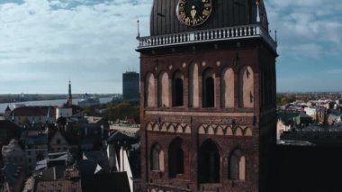 Riga, Letonya. Güneşli Yaz Gününde Riga Şehri. Ünlü Landmark - Riga Dome Katedrali Hava Panoramik Görünümü
