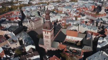 Riga, Letonya. Güneşli Yaz Gününde Riga Şehri. Ünlü Landmark - Riga Dome Katedrali Hava Panoramik Görünümü