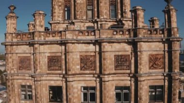 Letonya 'nın Riga, Letonya Bilimler Akademisi' ne havadan yakından bakış. 1953 ve 1956 yılları arasında inşa edilmiş ve 108 metre yüksekliğindeki ufuk çizgisine hakim olmuştur. Yumuşak seçici odak