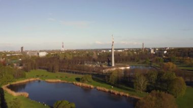 Riga, Letonya. 9 Mayıs 2020. Riga, Letonya 'daki Zafer Parkı' nın havadan görüntüsü. Zafer anıtı. Letonyalılar Zafer Parkı 'ndaki Zafer Günü' nde 