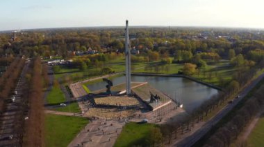 Riga, Letonya. 9 Mayıs 2020. Riga, Letonya 'daki Zafer Parkı' nın havadan görüntüsü. Zafer anıtı. Letonyalılar Zafer Parkı 'ndaki Zafer Günü' nde 