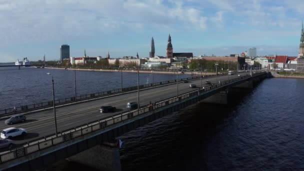 Vista Vicino Del Ponte Sul Fiume Daugava Riga Che Porta — Video Stock