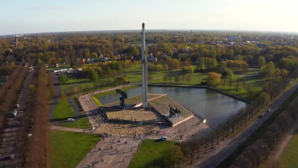 Riga, Lettonie. Le 9 mai 2020. Vue aérienne du parc Victory à Riga, Lettonie. Monument de la victoire. Lettons prennent part à la procession appelée "Bessmertny polk" au jour de la Victoire dans le parc de la Victoire.