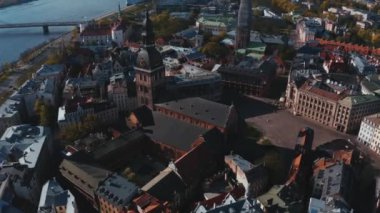 Gün batımında güzel Riga, Letonya üzerinde uçarken Kubbe katedrali ve ön planda altın penis heykeli vardı..