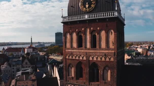 Volando Sobre Hermoso Casco Antiguo Riga Letonia Atardecer Con Catedral — Vídeo de stock