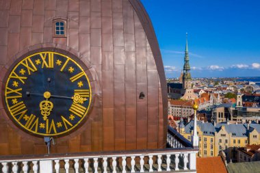 Riga, Letonya. Güneşli Yaz Gününde Riga Şehri. Meşhur Landmark - Riga Kubbe Katedrali yakın çekim görüntüsü