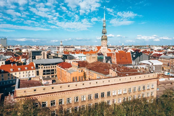 Riga Letonya Daki Riga Şehrinin Üzerinde Rtu Binası Peters Katedrali — Stok fotoğraf