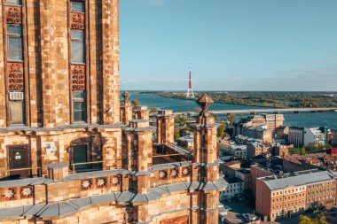 Letonya 'nın Riga, Letonya Bilimler Akademisi' ne havadan yakından bakış. 1953 ve 1956 yılları arasında inşa edilmiş ve 108 metre yüksekliğindeki ufuk çizgisine hakim olmuştur. Yumuşak seçici odak