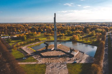 Riga, Letonya 'daki Zafer Parkı' nın havadan görüntüsü. Zafer anıtı. Letonyalılar Letonya 'nın Riga kentindeki Zafer Günü' nde 