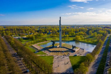 Riga, Letonya 'daki Zafer Parkı' nın havadan görüntüsü. Zafer anıtı. Letonyalılar Letonya 'nın Riga kentindeki Zafer Günü' nde 