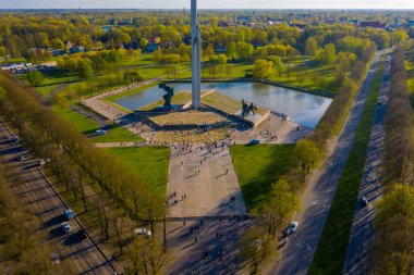 Riga, Letonya 'daki Zafer Parkı' nın havadan görüntüsü. Zafer anıtı. Letonyalılar Letonya 'nın Riga kentindeki Zafer Günü' nde 
