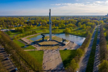 Riga, Letonya 'daki Zafer Parkı' nın havadan görüntüsü. Zafer anıtı. Letonyalılar Letonya 'nın Riga kentindeki Zafer Günü' nde 