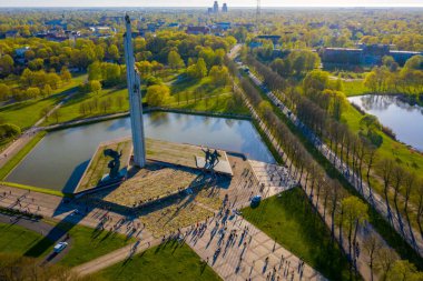 Riga, Letonya 'daki Zafer Parkı' nın havadan görüntüsü. Zafer anıtı. Letonyalılar Letonya 'nın Riga kentindeki Zafer Günü' nde 