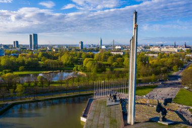 Riga, Letonya 'daki Zafer Parkı' nın havadan görüntüsü. Zafer anıtı. Letonyalılar Letonya 'nın Riga kentindeki Zafer Günü' nde 