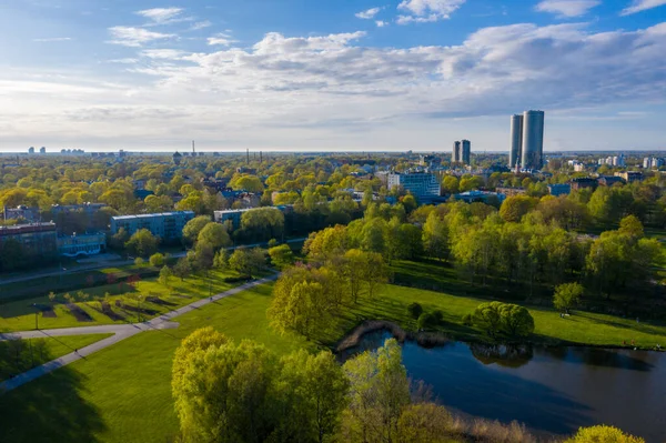 Luftaufnahme Des Siegesparks Riga Lettland Siegesdenkmal Letten Nehmen Der Prozession — Stockfoto