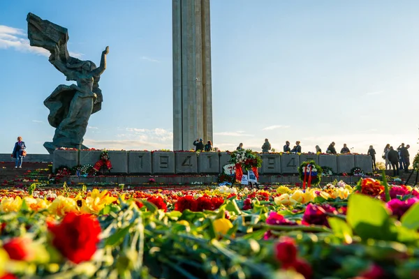 Vista Vicino Dei Fiori Vicino Monumento Victory Park Riga Lettonia — Foto Stock