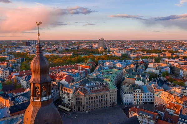 Vista Aérea Cidade Velha Riga Durante Pôr Sol Mágico Letônia — Fotografia de Stock