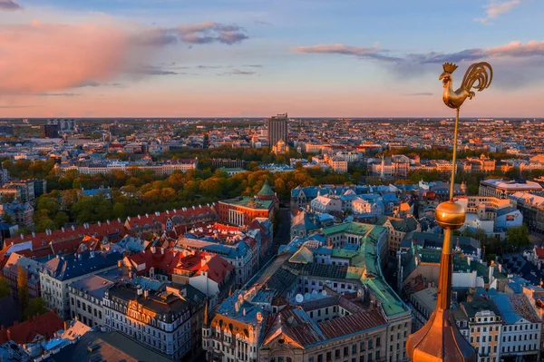 Destansı Turuncu Günbatımında Letonya Nın Riga Kentindeki Altın Horoz Horoz — Stok fotoğraf