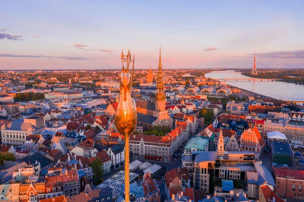 Beautiful View Golden Rooster Cock Old Town Riga Latvia Epic — стоковое фото