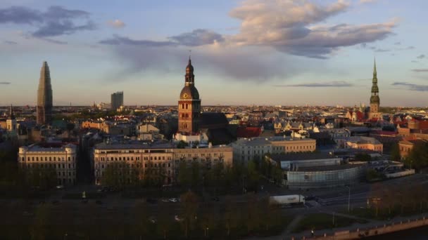 Flyg Över Vackra Gamla Stan Riga Lettland Vid Solnedgången Med — Stockvideo