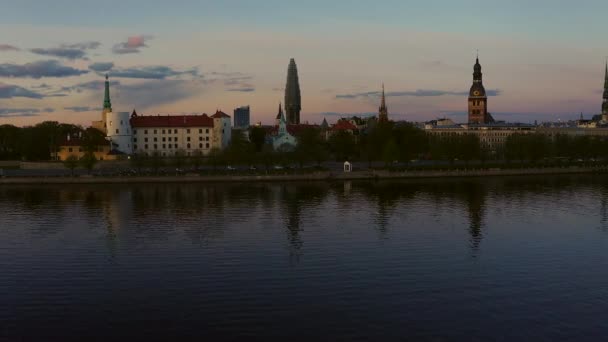 Flyg Över Vackra Gamla Stan Riga Lettland Vid Solnedgången Med — Stockvideo