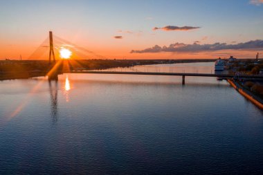 Riga, Letonya 'daki Daugava nehri üzerindeki köprünün güzel manzarası..