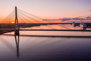 Riga, Letonya 'daki Daugava nehri üzerindeki köprünün güzel manzarası..