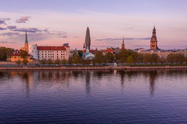 Letonya 'daki büyülü günbatımında Riga' nın eski kasabasının havadan görünüşü.