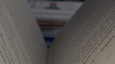 New York, ABD. 20 Mayıs 2020. Hızla ilerleyen makro görünüm kitabın içinde yavaşça kapanırken 4K olarak kaydedildi..
