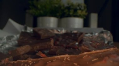 Evdeki masada fındıklı büyük çikolata parçaları.