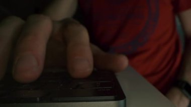 Hareketli Makro Çekim: Bilgisayar Klavyesinde Yazan Kişi. Çalışmak, e-posta yazmak, internet kullanmak. Not Defteri Tablet 'te, Parlak Güneşli Gün Arkaplanda