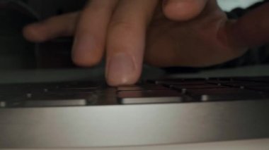 Hareketli Makro Çekim: Bilgisayar Klavyesinde Yazan Kişi. Çalışmak, e-posta yazmak, internet kullanmak. Not Defteri Tablet 'te, Parlak Güneşli Gün Arkaplanda