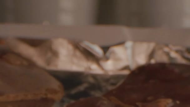 Evdeki Masada Fındıklı Büyük Çikolata Parçaları — Stok video