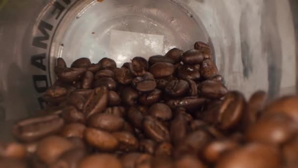 Geroosterde Koffiebonen Achtergrond Close Van Gebrande Koffiebonen Die Langzaam Ronddraaien — Stockvideo