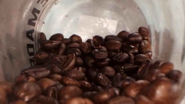 Rostade Kaffebönor Bakgrund Närbild Rostade Kaffebönor Snurrar Långsamt Cirkel Rostad — Stockvideo