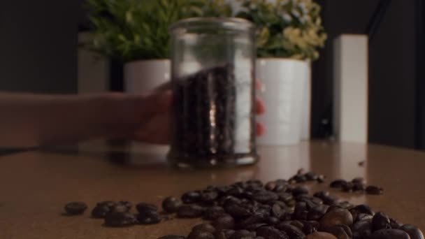 Café torréfié en grains de fond. Gros plan de grains de café torréfiés tournant lentement en cercle. Café torréfié fond, vue sur le dessus.