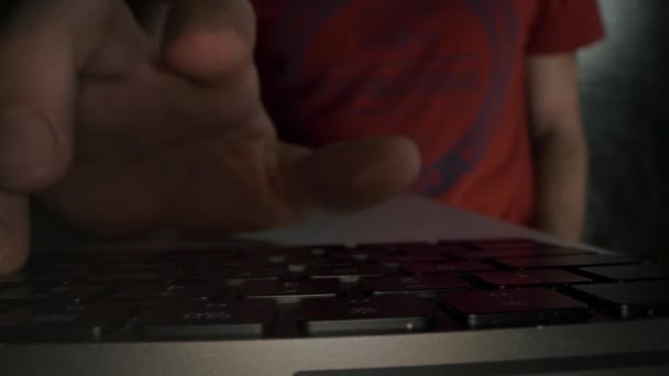 Крупный План Moving Macro Shot Person Typing Computer Keyboard Работа — стоковое видео