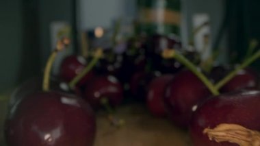 Taze olgun kirazları yakından çek. Böğürtlenlerin arasından kayıyorum. Makro kiraz görünümü. 