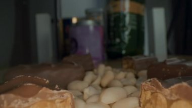 Makro, fındık ve hindistancevizli çikolata parçalı çikolataya yakından bak..
