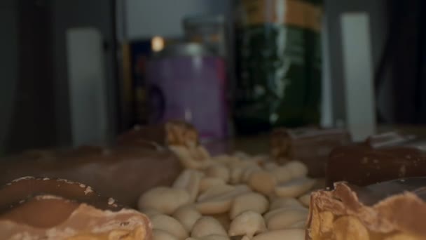 Макро Крупным Планом Вид Разбитого Шоколадного Батончика Орехами Кашеу Кокосом — стоковое видео