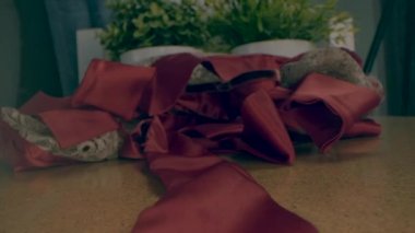 Makro, masadaki pembe kadın iç çamaşırı setini kapat.