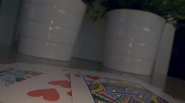 Evdeki masadaki iskambil kağıtlarını kapat.
