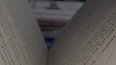New York, ABD. 20 Mayıs 2020. Hızla ilerleyen makro görünüm kitabın içinde yavaşça kapanırken 4K olarak kaydedildi..