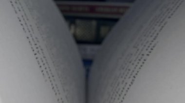 New York, ABD. 20 Mayıs 2020. Hızla ilerleyen makro görünüm kitabın içinde yavaşça kapanırken 4K olarak kaydedildi..