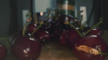 Taze olgun kirazları yakından çek. Böğürtlenlerin arasından kayıyorum. Makro kiraz görünümü. 