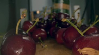 Taze olgun kirazları yakından çek. Böğürtlenlerin arasından kayıyorum. Makro kiraz görünümü.  
